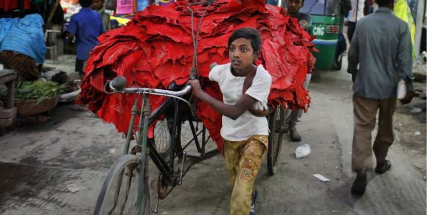 niños trabajando en la industria del cuero